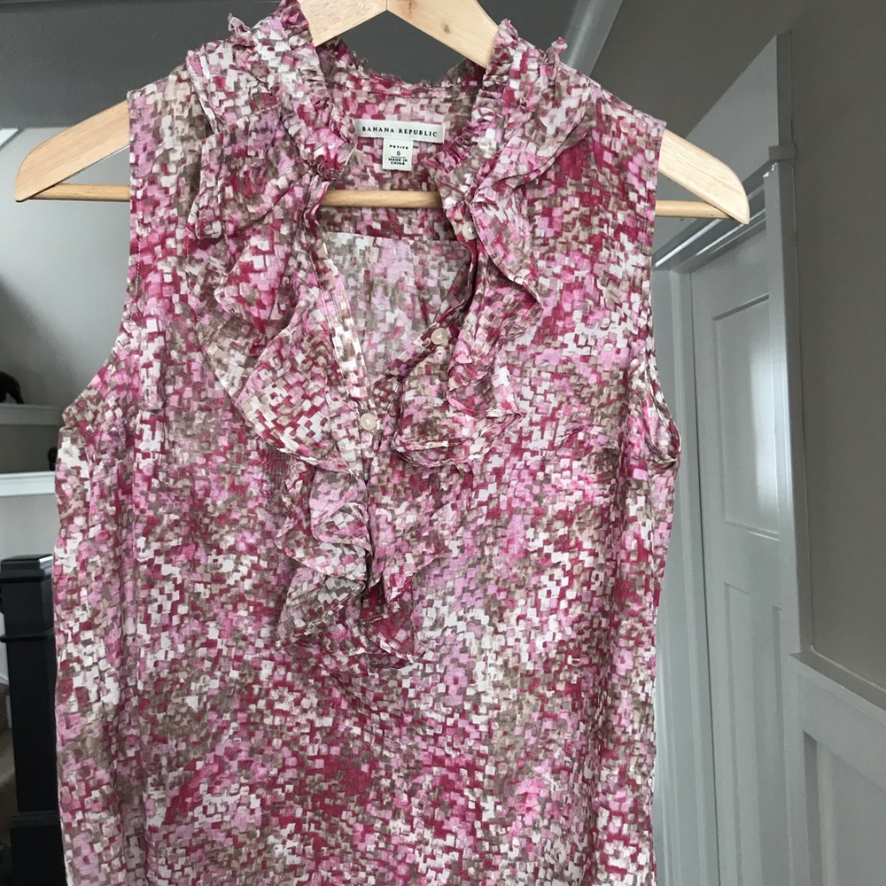 Sleeveless top—so cute! Donating soon!